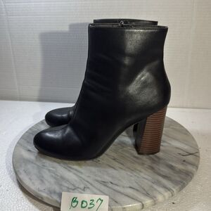Pre-owned. Lightly used  women's boot size 10